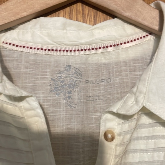 Pilcro cream top.  Cut full and comfortable. - Picture 4 of 8